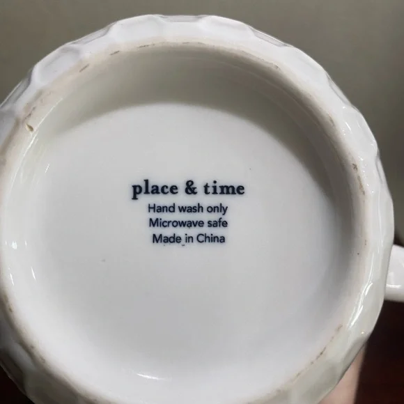 White Ceramic Mug with an Embossed Honeycomb Texture, Featuring BE GRATEFUL - Picture 6 of 7